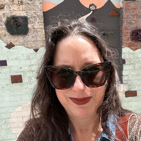 Meet your Posher, Lisa - Picture 2 of 3